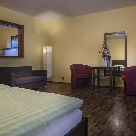 Garden Nocľah s raňajkami 3*